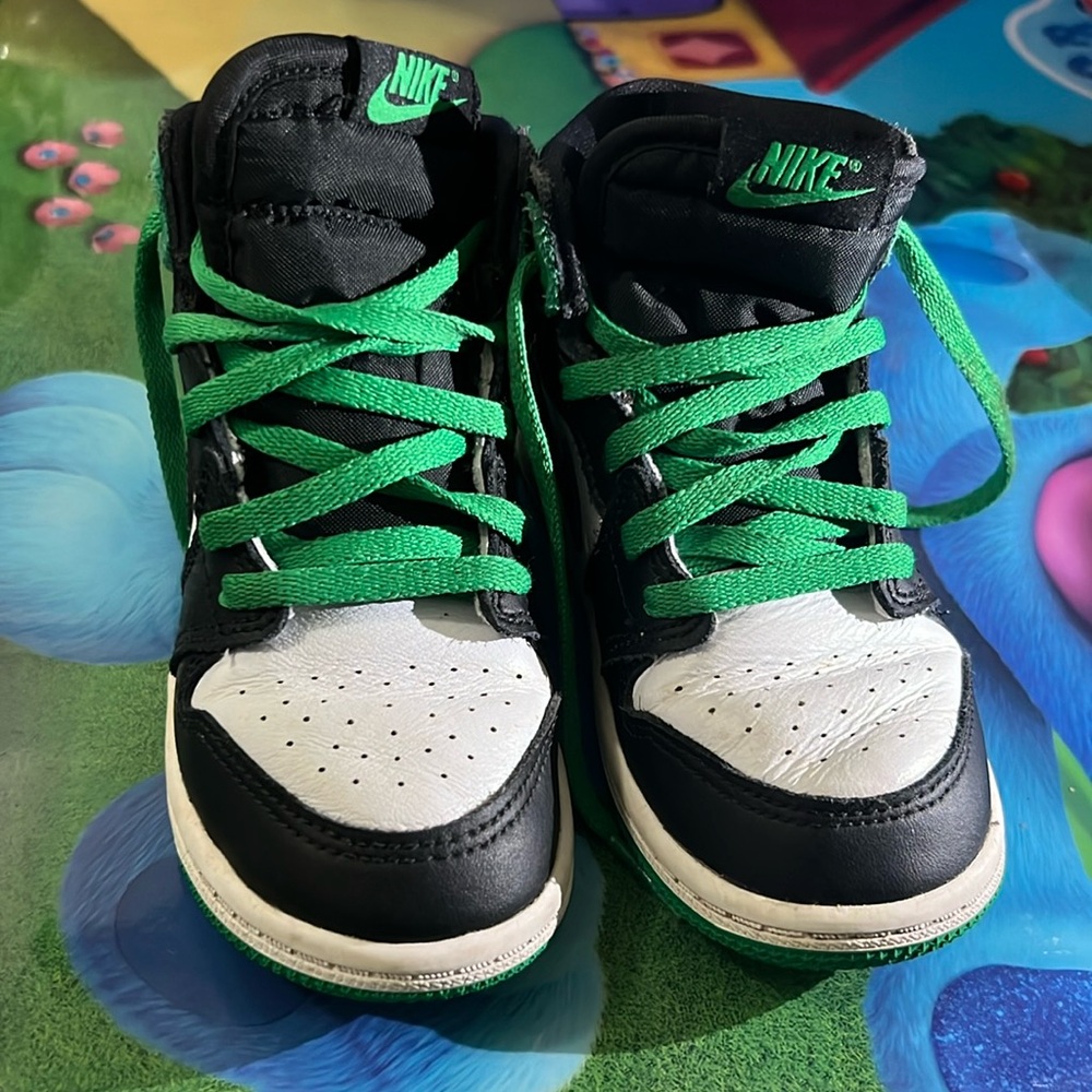 AIR JORDAN (BARELY WORN)